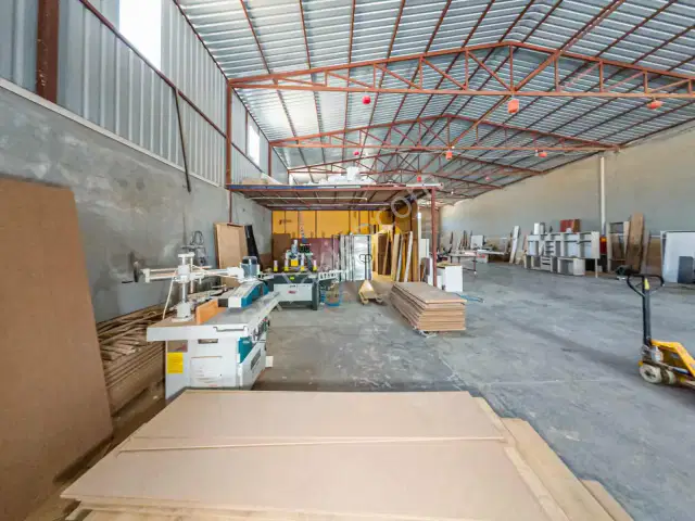 Yenigöl'de 950 M2 Devren Kiralık Mobilya Fabrikası — görsel 9
