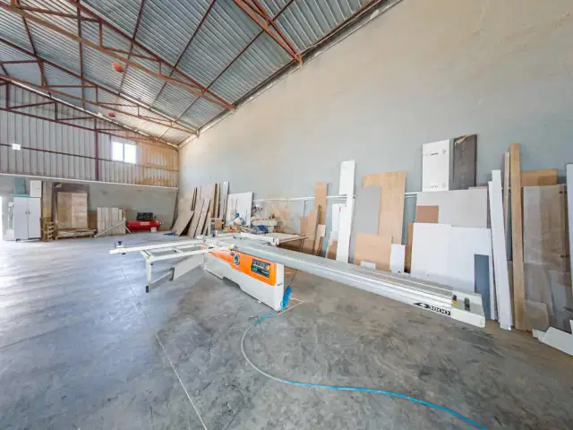 Yenigöl'de 950 M2 Devren Kiralık Mobilya Fabrikası — görsel 12