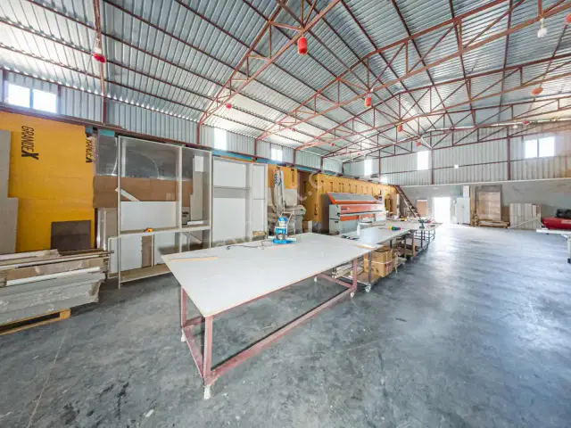 Yenigöl'de 950 M2 Devren Kiralık Mobilya Fabrikası — görsel 13