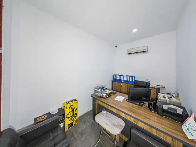 Yenigöl'de 950 M2 Devren Kiralık Mobilya Fabrikası — görsel 15
