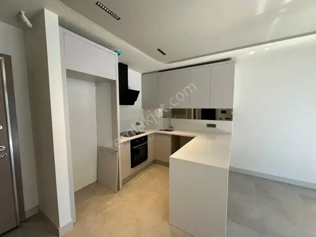 Altıntaşta Sitede Kapalı Otoparklı Katta 1+1 Kiralık Lüks Daire — görsel 4
