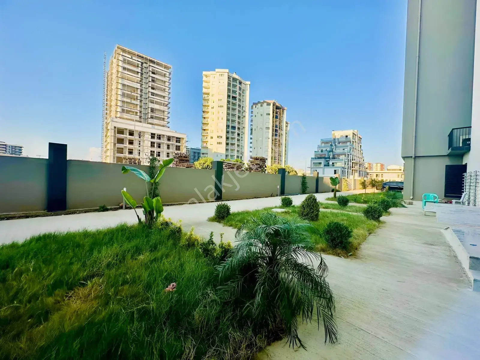 Altıntaş1+1 Bahçe Kullanımlı Kapalıotoparklı Havuz Cephe Satılık — görsel 4