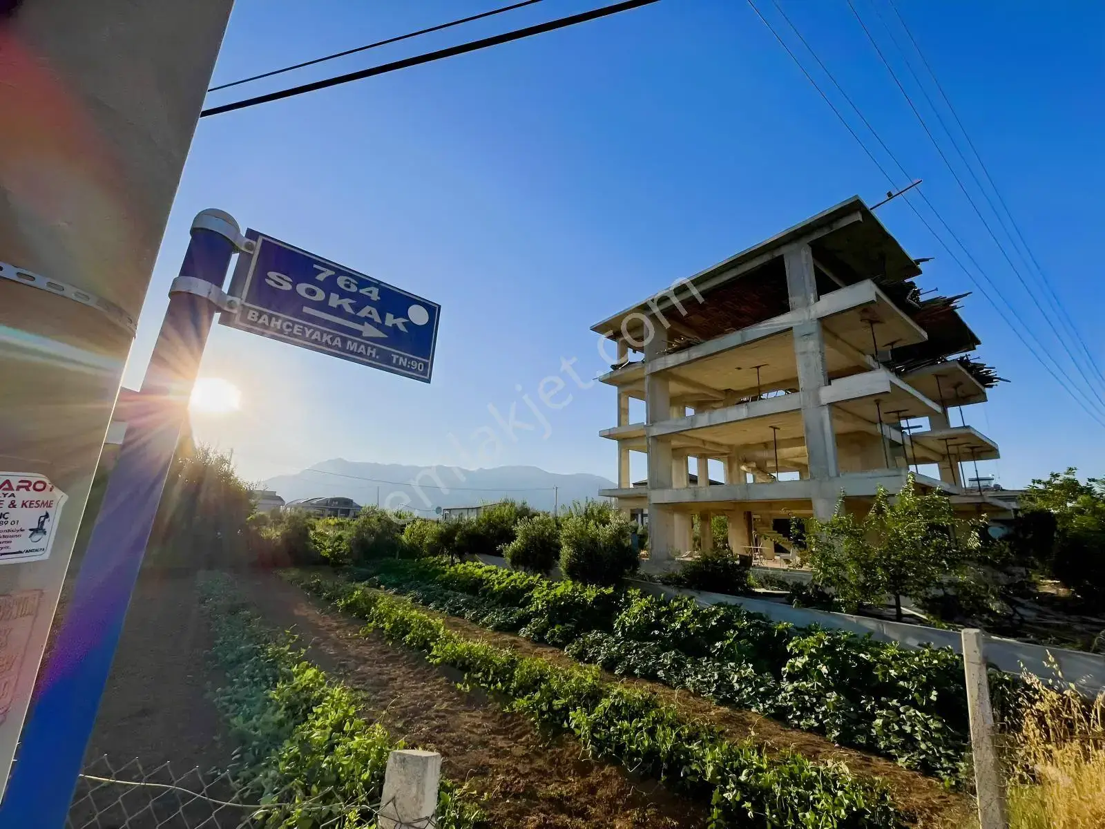 Bahçeyaka'da Ana Yola Sıfır Satılık Ticari + Konut Arsa