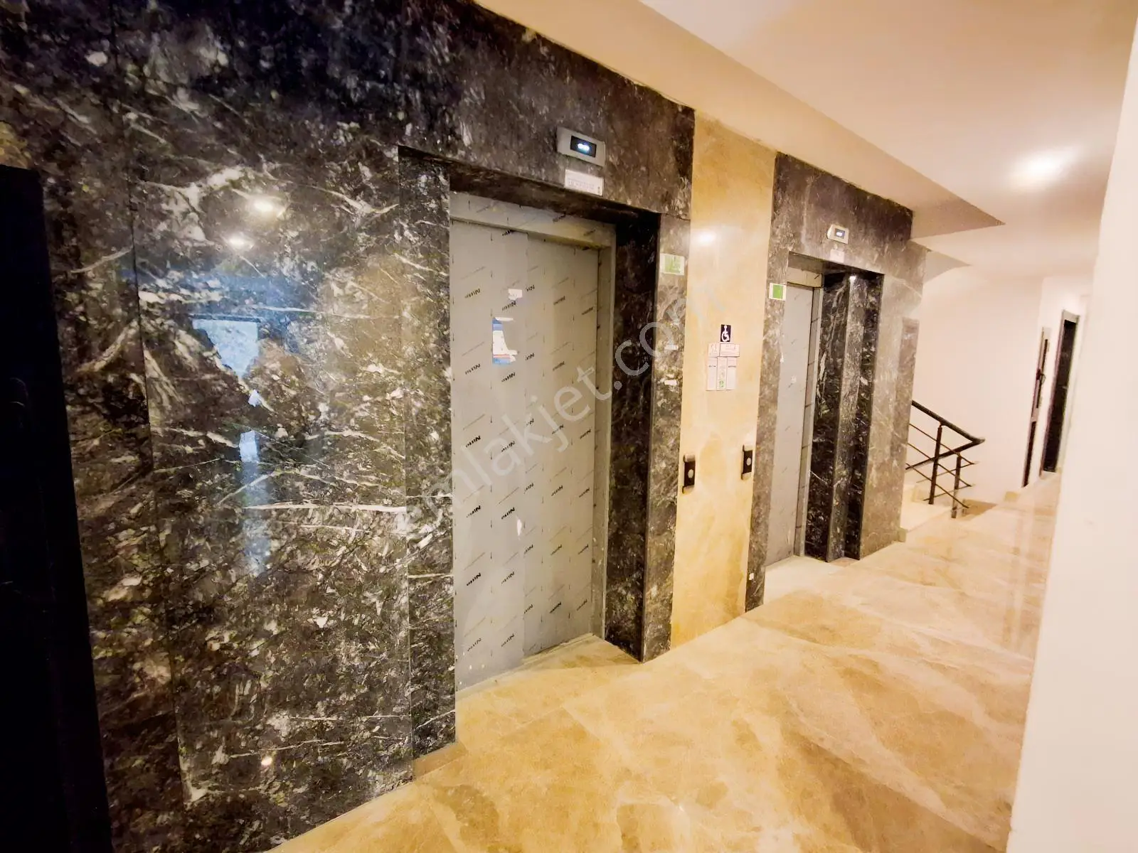 Gençlik'te Denize 250m Havuzlu Sitede 2+1 Güney Doğu Cephe 2.kat — görsel 2