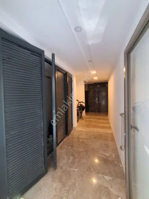 Gençlik'te Denize 250m Havuzlu Sitede 2+1 Güney Doğu Cephe 2.kat — görsel 3