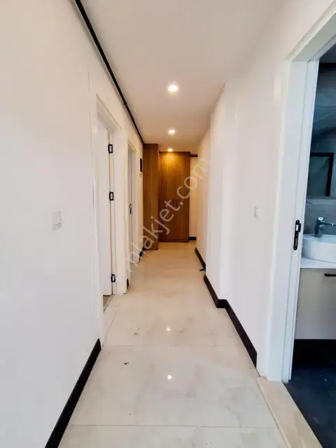 Gençlik'te Denize 250m Havuzlu Sitede 2+1 Güney Doğu Cephe 2.kat — görsel 10