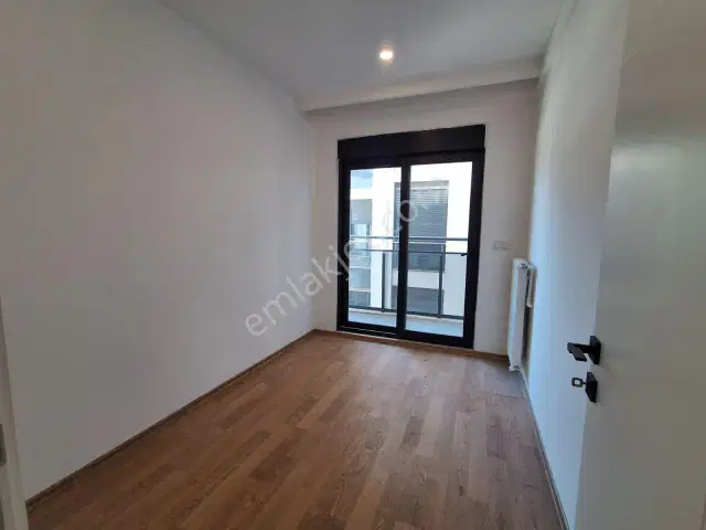 Gençlik'te Denize 250m Havuzlu Sitede 2+1 Güney Doğu Cephe 2.kat — görsel 11