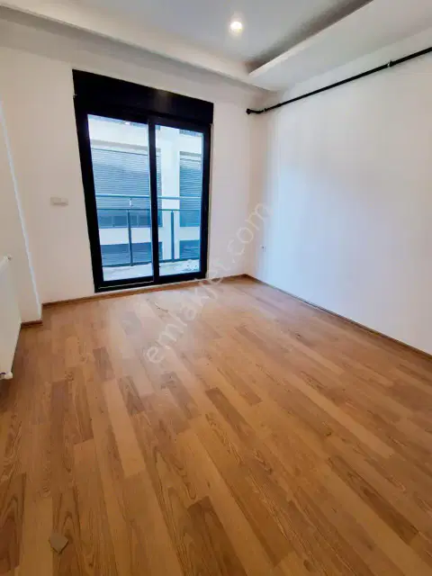 Gençlik'te Denize 250m Havuzlu Sitede 2+1 Güney Doğu Cephe 2.kat — görsel 15