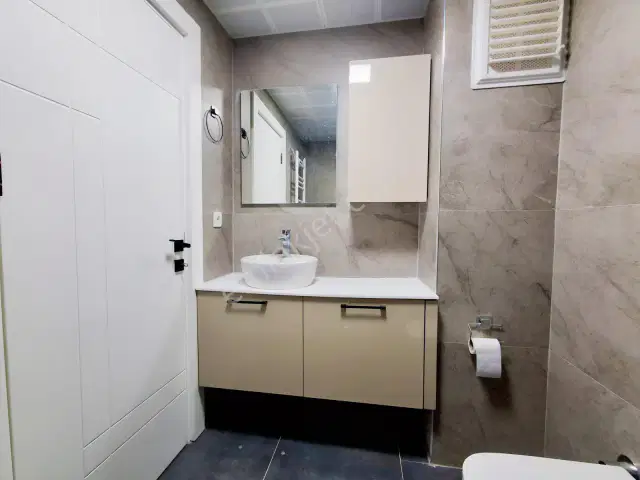 Gençlik'te Denize 250m Havuzlu Sitede 2+1 Güney Doğu Cephe 2.kat — görsel 18