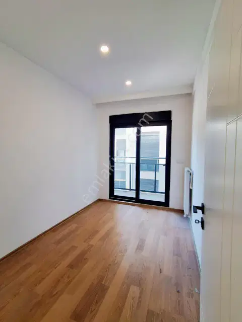 Gençlik'te Denize 250m Havuzlu Sitede 2+1 Güney Doğu Cephe 2.kat — görsel 25