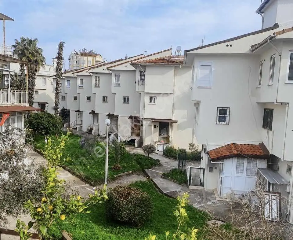 Örnekköy Sitesinde Özel Plajlı 1+1 Kiralık Eşyalı Daire — görsel 1
