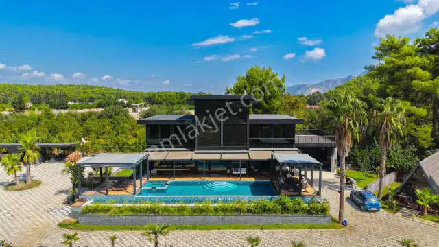 7572 M2 Tarla İçerisinde, Özel Tasarımlı 3 Katlı Lüks Villa