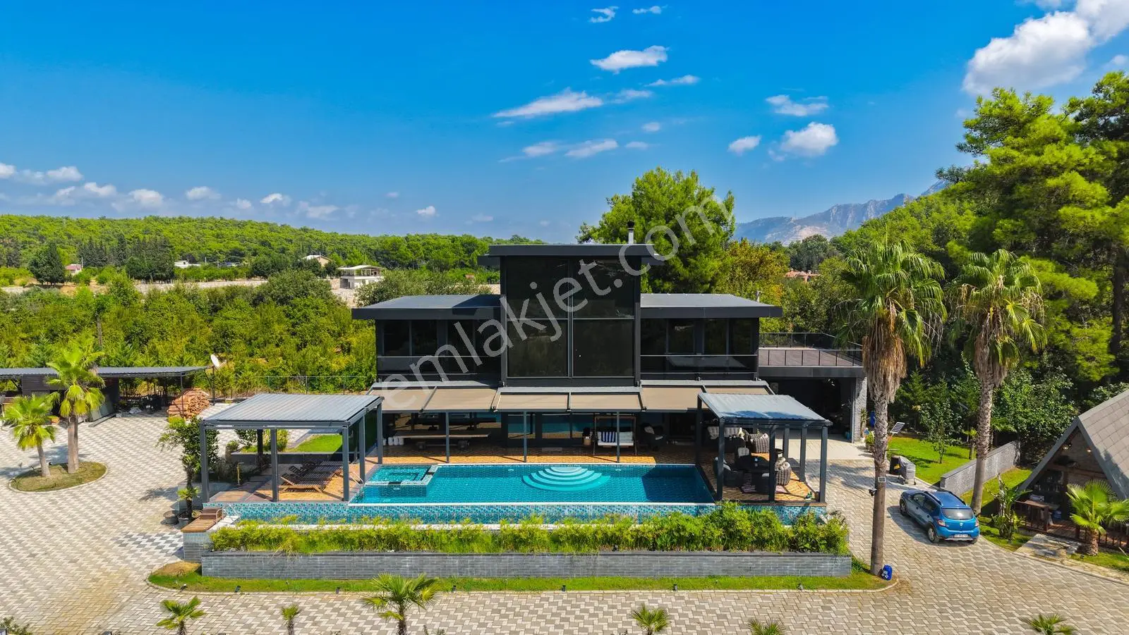 7572 M2 Tarla İçerisinde, Özel Tasarımlı 3 Katlı Lüks Villa — görsel 1