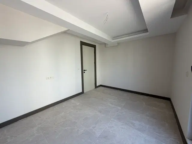 GÜZELOBA’DA DENİZE ADIM MESAFE | KAPALI OTOPARKLI 3+1 — görsel 10